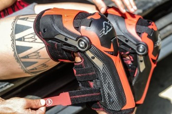 Rodilleras Acerbis Gorilla negro-rojo
