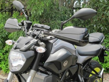 Estructura central aluminio paramanos Barkbusters  Yamaha MT-07 2014-2024
