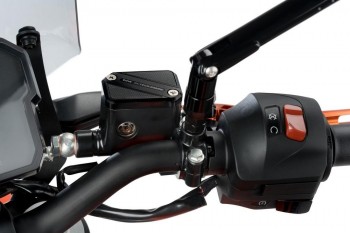 Tapa bomba freno delantero BMW G310GS, G310R, KTM Duke 125/390, Suzuki GSX-S 125, GSX-R 125 , Triumph Scrambler, Speed 400 negra