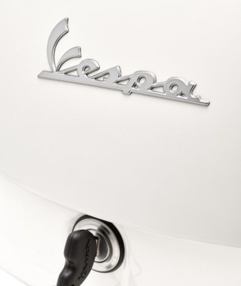Baul 36L Vespa GTS, GTV, Super Blanco montebianco 544 respaldo negro con borde blanco
